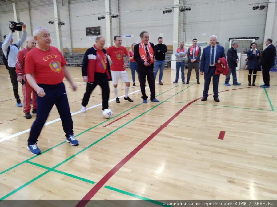 Харитонов и Зюганов посетили тренировку и матч с участием команды КПРФ по мини-футболу