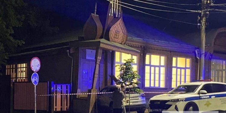 Автомобиль врезался в здание детсада в Рязани
