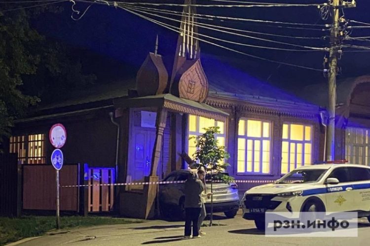 Автомобиль врезался в здание детсада в Рязани