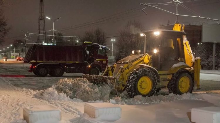 В Рязань доставили 16 машин для уборки тротуаров