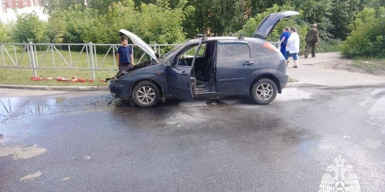 На Народном бульваре горела легковушка