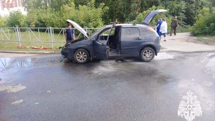 На Народном бульваре горела легковушка