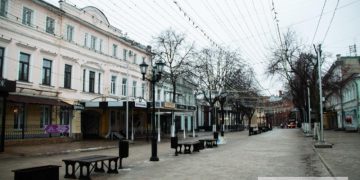 Мэр уберет часть скамеек с Почтовой для уменьшения скопления людей
