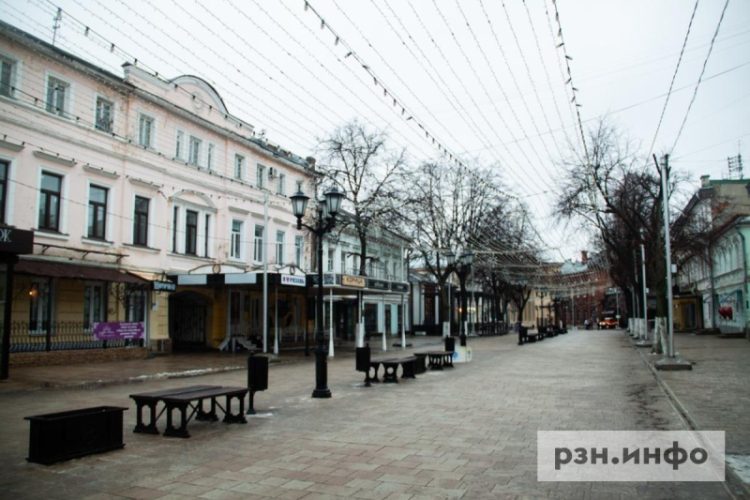 Мэр уберет часть скамеек с Почтовой для уменьшения скопления людей