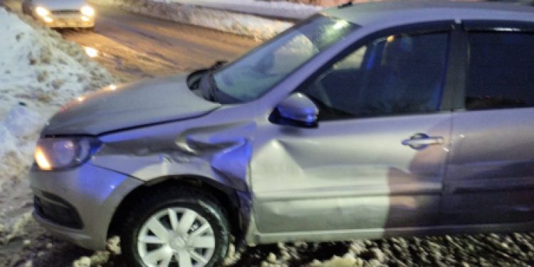 При столкновении двух легковушек на улице Полетаева пострадала 21-летняя девушка-водитель