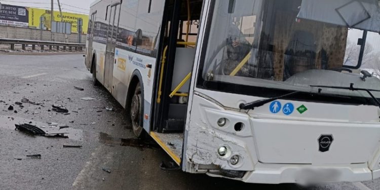 При столкновении автобуса и легковушки в Рязани пострадала 16-летняя пассажирка