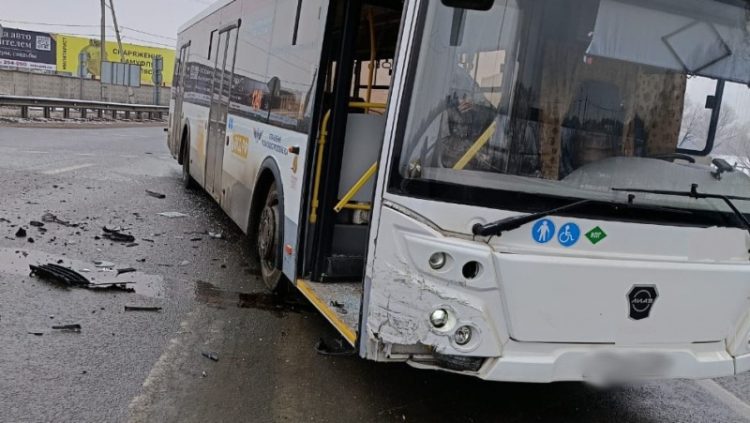 При столкновении автобуса и легковушки в Рязани пострадала 16-летняя пассажирка