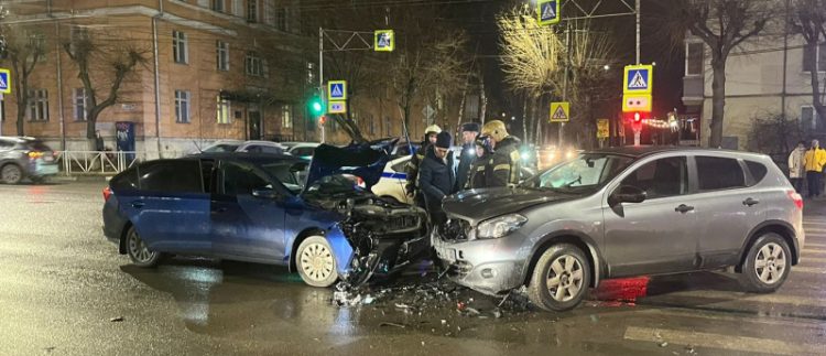 В Сети появились фото с места ДТП на улице Дзержинского