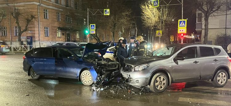 В Сети появились фото с места ДТП на улице Дзержинского В Сети появились фото с места ДТП на улице Дзержинского