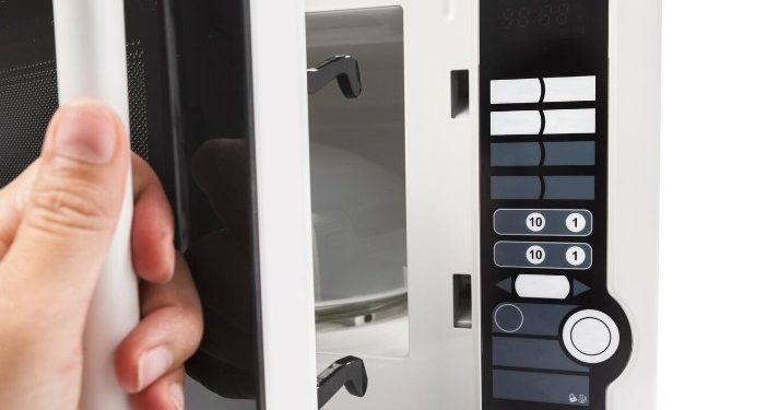 Полиция задержала рязанку за кражу чайника и микроволновки из квартиры нового знакомого