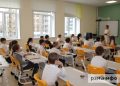 Минпросвещения объяснило запрет на телефоны во время уроков