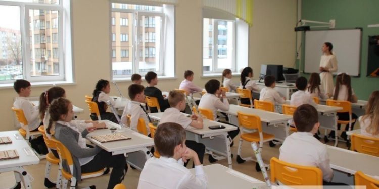 Минпросвещения объяснило запрет на телефоны во время уроков