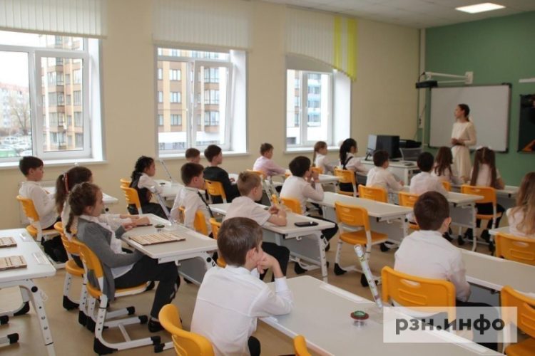 Минпросвещения объяснило запрет на телефоны во время уроков