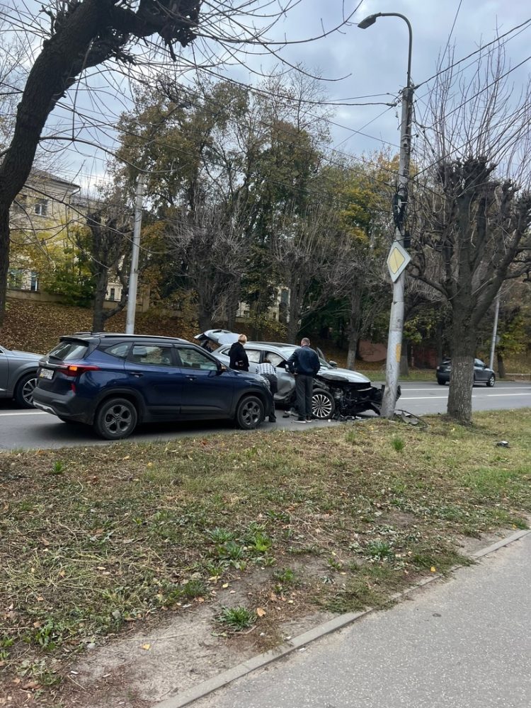 В центре Рязани кроссовер врезался в столб