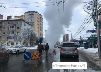 На улице Грибоедова засняли «гейзер»