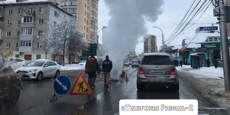 На улице Грибоедова засняли «гейзер»