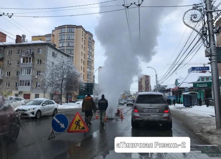 На улице Грибоедова засняли "гейзер"