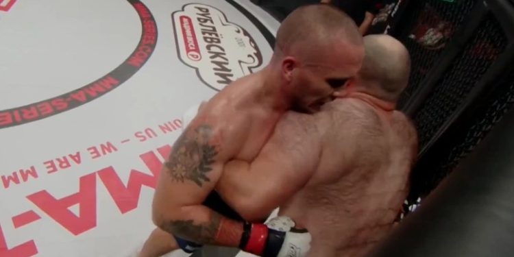 Рязанский боец ММА Клюев стал победителем поединка на турнире в Москве