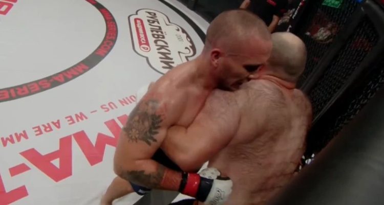 Рязанский боец ММА Клюев стал победителем поединка на турнире в Москве