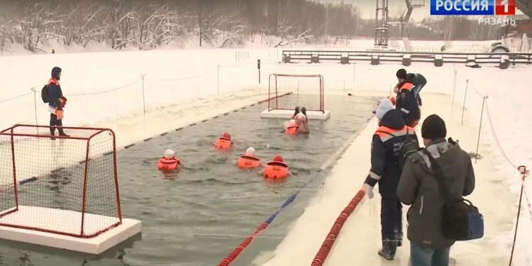 Рязанские «моржи» сыграли в водное поло на фестивале «Энергия холода»