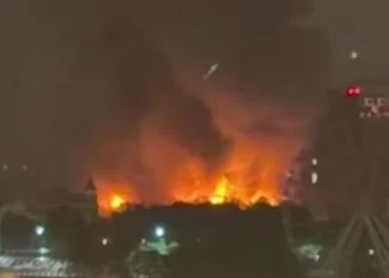 Мощный пожар охватил Измайловский кремль в Москве