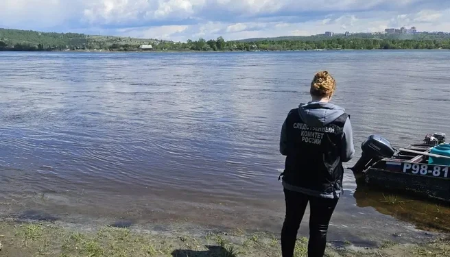 Моторная лодка перевернулась в Сибири с людьми