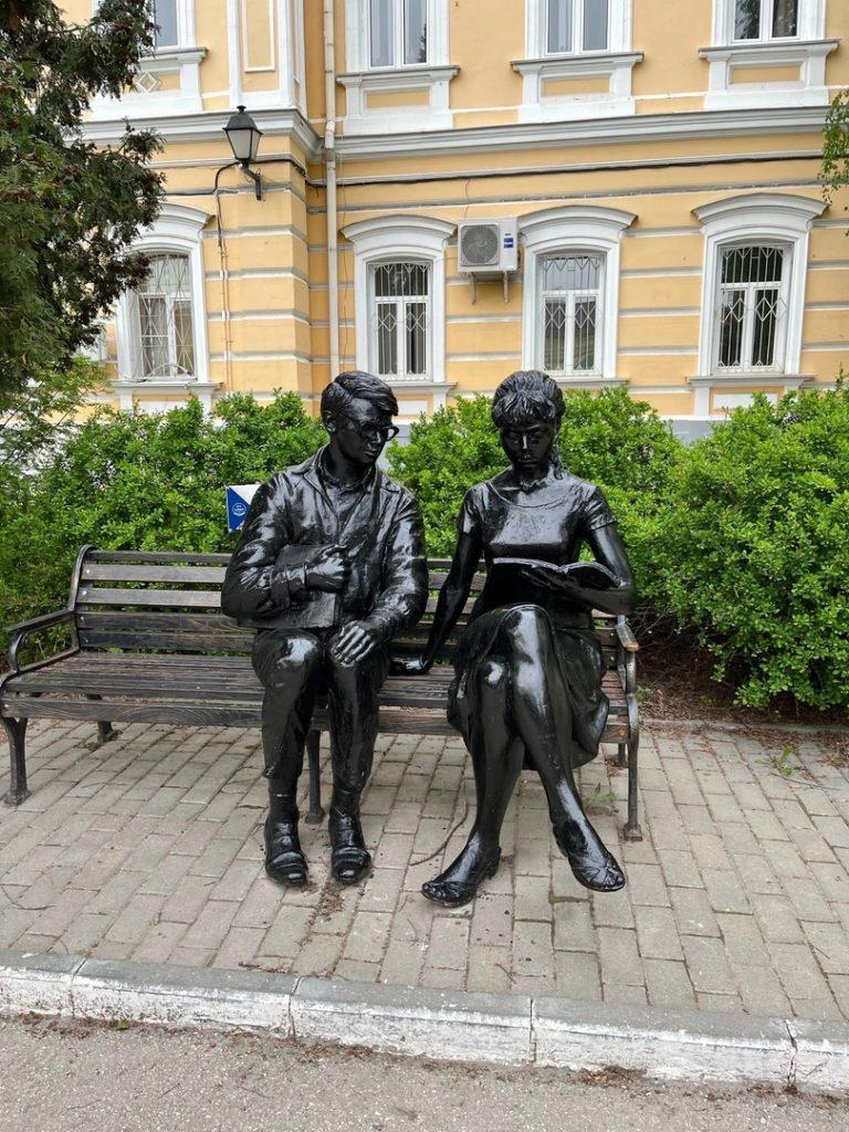 Скульптуру возле РГУ имени Есенина перекрасили в черный цвет