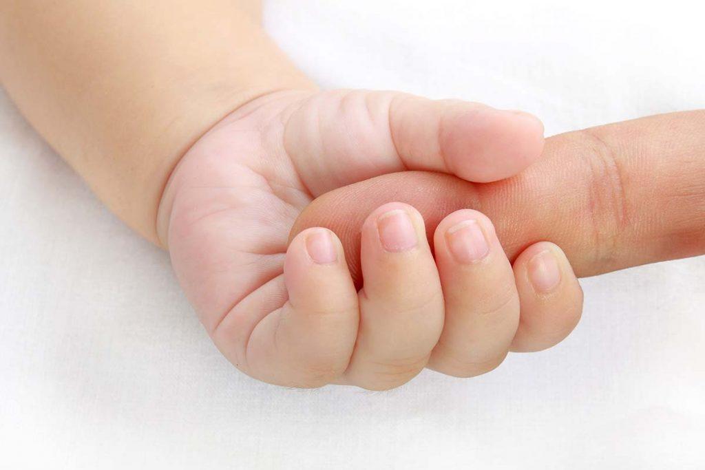 Держим пальчики. Маленькие ладони. Ребенок на руках. Маленький ребенок на руках. Младенец на руках.