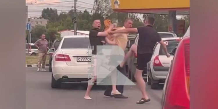Драка мужчин произошла на заправке в Рязани Драка мужчин произошла на заправке в Рязани