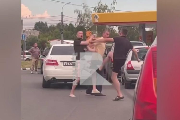 Драка мужчин произошла на заправке в Рязани