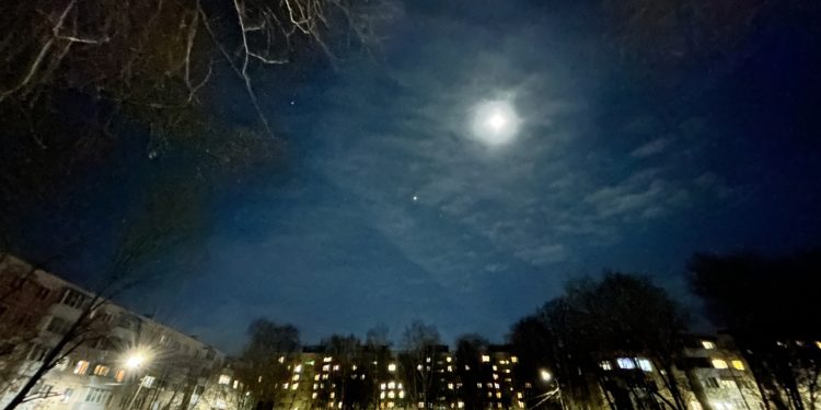 Рязанцы запечатлели лунное гало