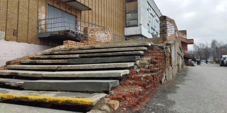 Рязанцы интересуются, когда начнется ремонт бывшего КДЦ «Октябрь»