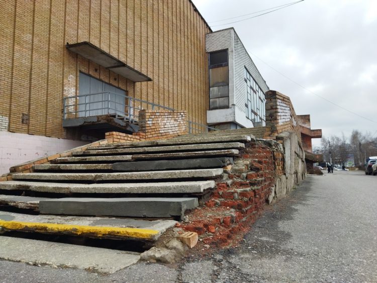 Рязанцы интересуются, когда начнется ремонт бывшего КДЦ "Октябрь"