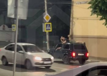 В Рязани водитель «Нивы» прокатил на крыше машины мужчину