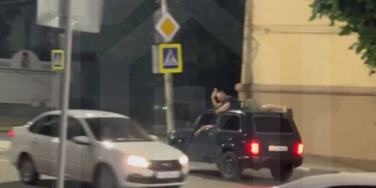 В Рязани водитель «Нивы» прокатил на крыше машины мужчину