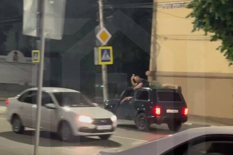 В Рязани водитель "Нивы" прокатил на крыше машины мужчину