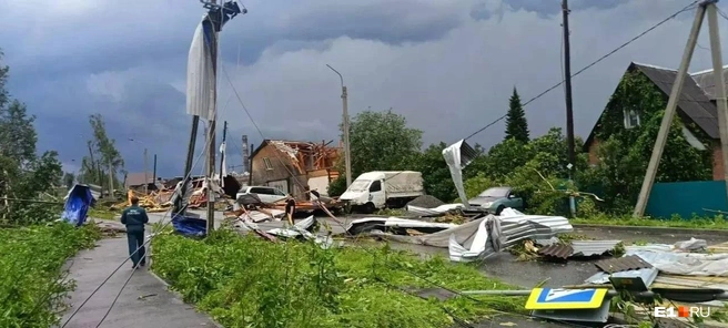Мощный смерч на Урале оставил пострадавших Мощный смерч на Урале оставил пострадавших