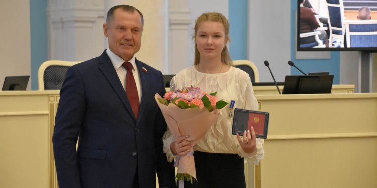 Школьнице из рязанского Скопина вручили медаль за спасение тонувшего ребенка