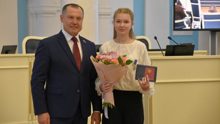 Школьнице из рязанского Скопина вручили медаль за спасение тонувшего ребенка