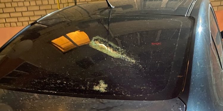 На улице Большой неизвестный разбил стекло припаркованного автомобиля