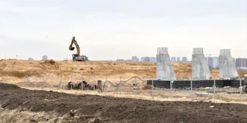 Строители возводят мост через Оку в условиях половодья