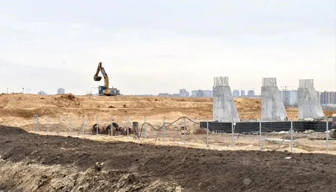 Строители возводят мост через Оку в условиях половодья Строители возводят мост через Оку в условиях половодья