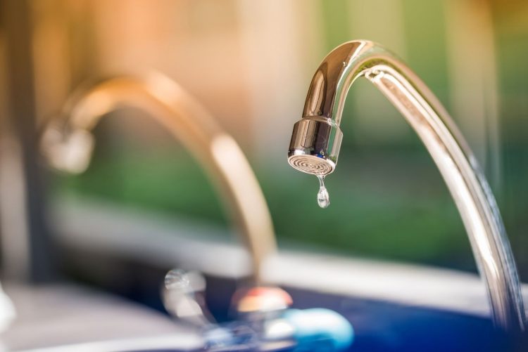 На улице Энгельса до вечера отключили холодную воду