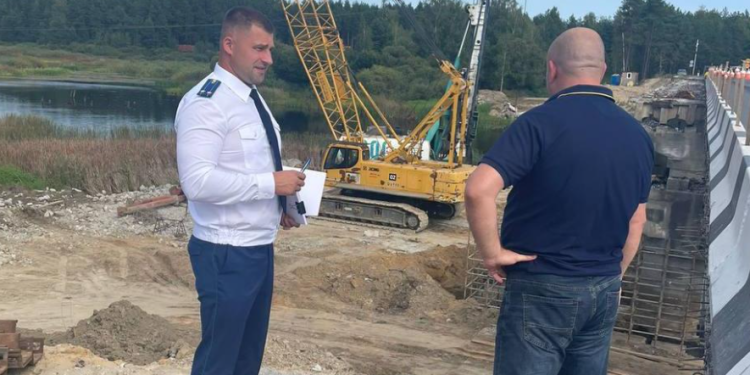 В Клепиковском районе прокурор Васильев проверил ход ремонта моста через реку Пра