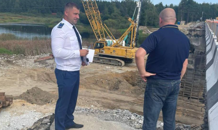 В Клепиковском районе прокурор Васильев проверил ход ремонта моста через реку Пра