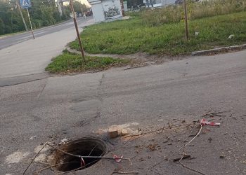 В рязанском Недостоеве по середине проезжей части заметили открытый люк В рязанском Недостоеве по середине проезжей части заметили открытый люк