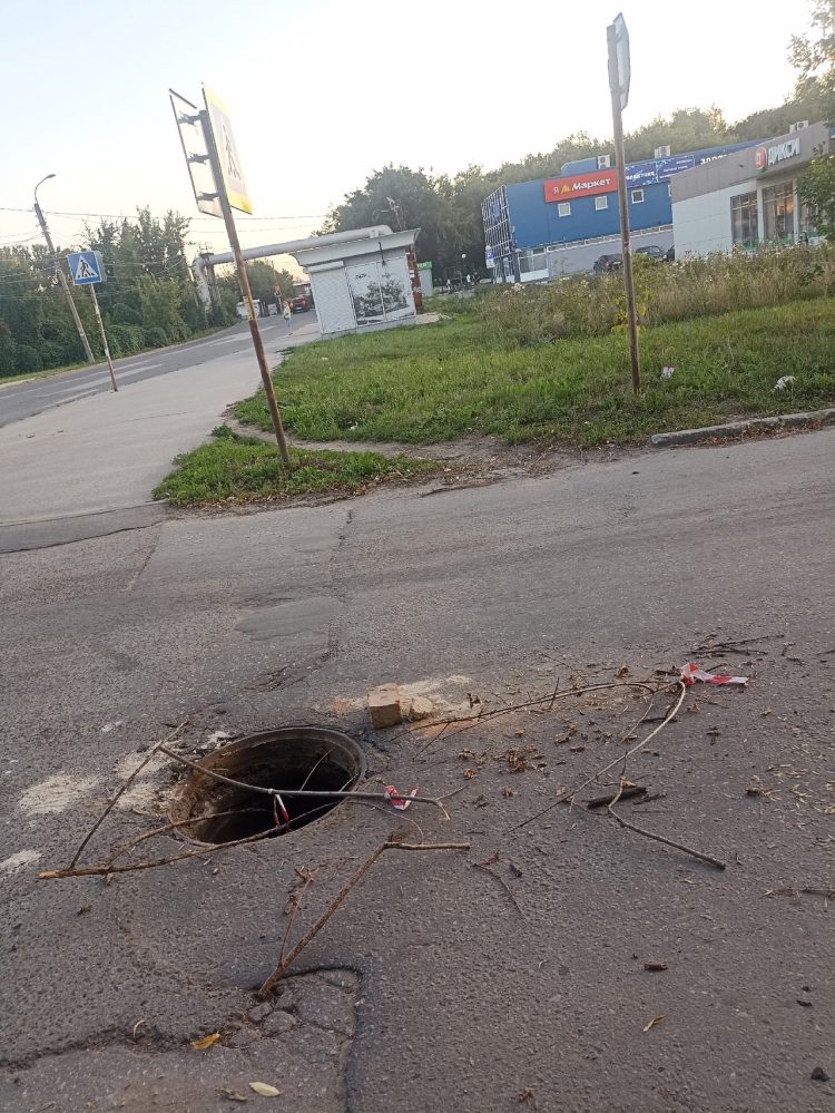 В рязанском Недостоеве по середине проезжей части заметили открытый люк