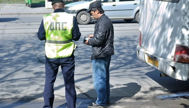 Адвокат объяснил водителям правила с документами и аптечкой Адвокат объяснил водителям правила с документами и аптечкой