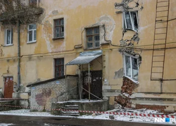 Дом рухнул, оставив десятки семей без жилья