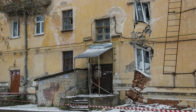 Дом рухнул, оставив десятки семей без жилья